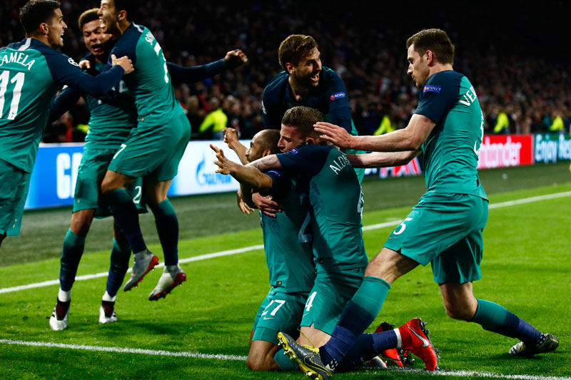 9일 새벽(한국 시간) 네덜란드 암스테르담의 요한 크루이프 아레나에서 열린 2018-19 UCL 4강 2차전에서 세번쩨 골을 터트린 뒤 토트넘 루카스 모우라와 동료들이 기뻐하고 있다.