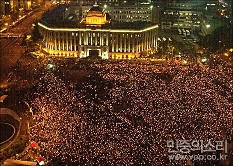 미군 장갑차에 의한 미신이 효순이 사망 사건 이후 2002년 12월 서울 도심에 타오른 촛불