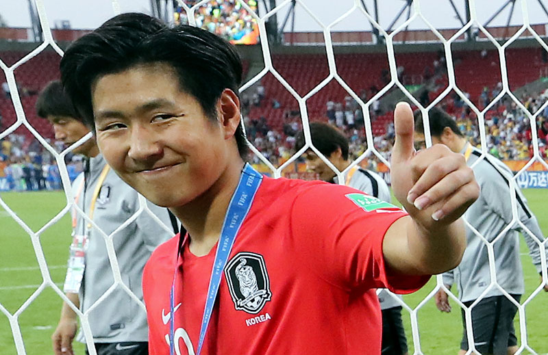 2019 국제축구연맹(FIFA) U-20 월드컵 결승전 대한민국과 우크라이나의 경기를 마친 이강인 선수가 준우승 메달을 목에 걸고 그라운드를 돌며 팬들에게 인사하고 있다.