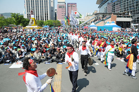 119주년 노동절에 열린 부산노동자대회에서 깃발행진