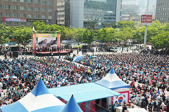 부산역 광장을 가득메운 노동자들