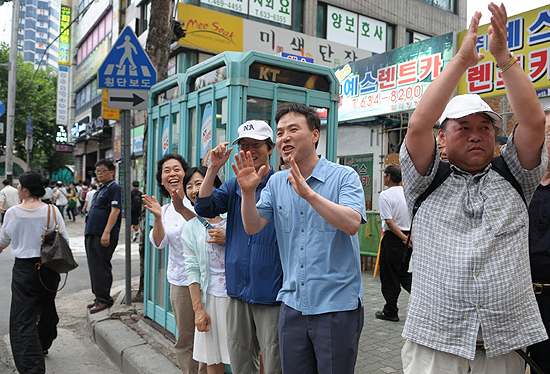 박수치는 시민들