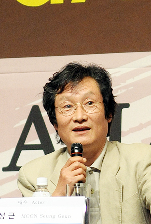 문성근 씨는 최근 야권단일정당 건설을 위한 정치권 외곽 집결론을 구상하고 본격적 행동에 나설 채비를 하고 있다.