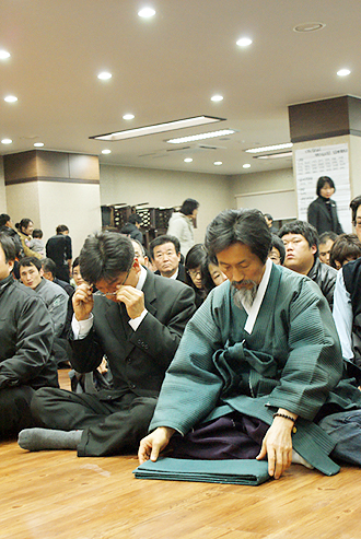 눈물 흘리는 강기갑 대표와 민병렬 부산시당위원장
