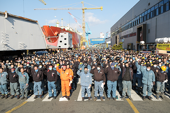 지난달 31일 부산 영도조선소 내에서 600여 조합원들이 모인 가운데, 전국금속노조 한진중공업 지회가 구조조정 저지 보고대회를 열고 있다.