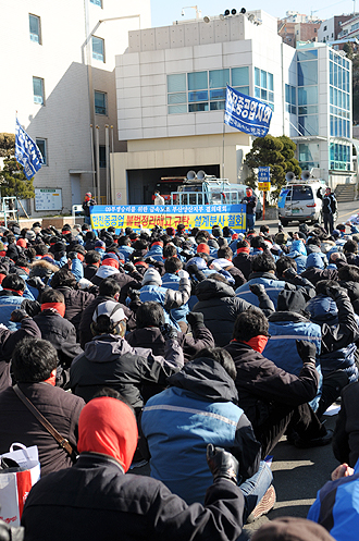 "한진중공업 불법 정리해고 중단하라"