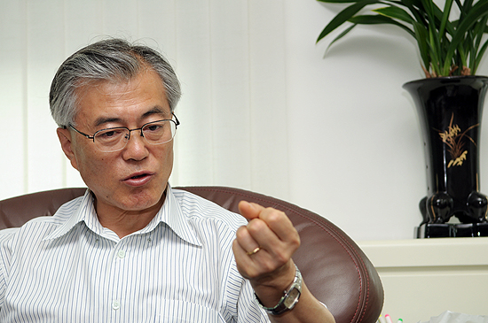 문재인 노무현 재단 이사장은 "야권에 좋은 주자들이 많이 있다"면서 "우리쪽 후보가 누가 되느냐보다 통합과 연대를 해서 한나라당과 1:1 구도를 만드는 것이 중요하다"고 강조했다.