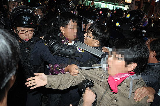 "연행해" 5차 희망버스 참가자를 끌어내는 경찰