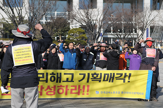 장기화되고 있는 PSMC 정리해고 사태.. 100만장 유인물 뿌린다