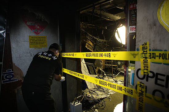 http://www.vop.co.kr/A00000501023.html 경찰, 부산 노래주점 화재참사 관리감독 소홀 수사