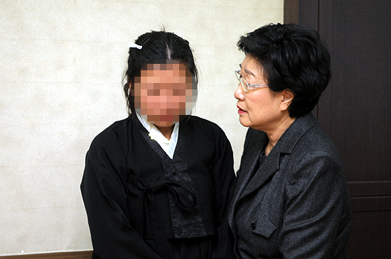 ‘최강서 열사’ 빈소 방문한 한명숙 “정권교체 못한 사죄드렸다”
