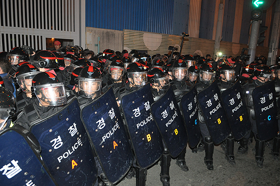 경찰 저지선 뚫고 최강서 열사 운구 영도조선소 내로 진입