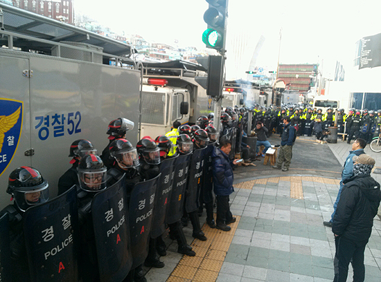 [12신]경찰 39개 중대, ‘차벽·살수차’로 영도조선소 완전봉쇄