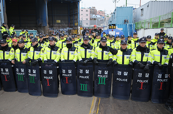 경찰, 영도조선소 서문으로 들어와 6명 연행