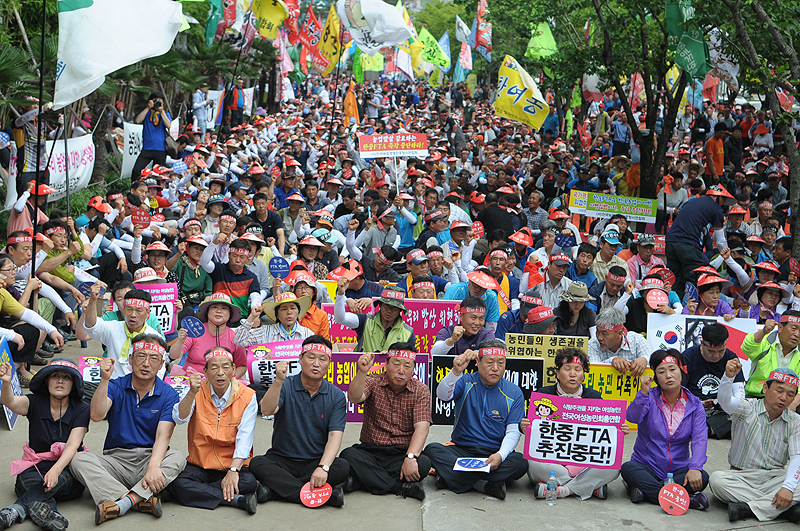 “한중FTA 중단하라” 농민들, 경찰봉쇄 뚫고 협상장 앞까지 기습시위