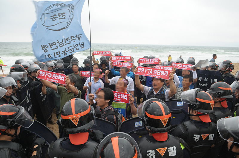 “한중FTA 중단하라” 농민들, 경찰봉쇄 뚫고 협상장 앞까지 기습시위
