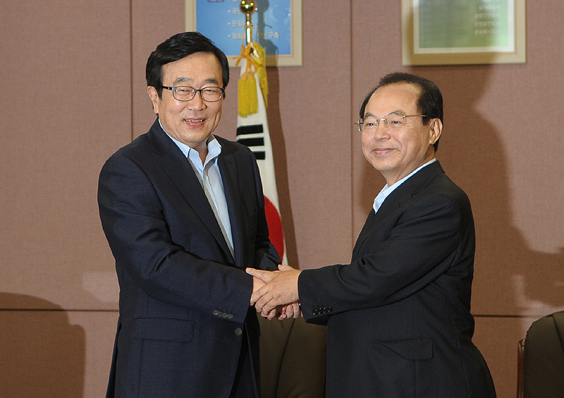 서병수 부산시장과 오거돈 전 해양수산부 장관. 자료사진