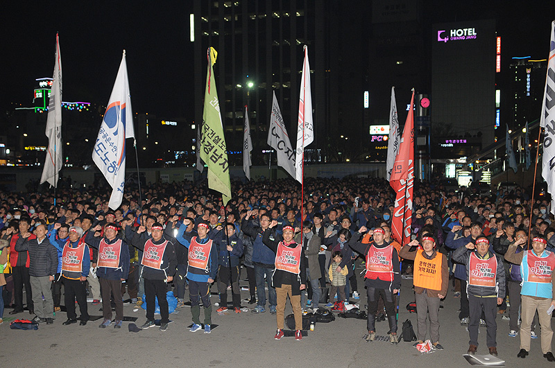 4월 총파업을 앞두고 민주노총 부산본부가 25일 저녁 7시 30분 부산역 광장에서 ‘노동시장 구조개악저지, 노동자-서민살리기 2015 총파업 투쟁선포식’을 열고 있다.