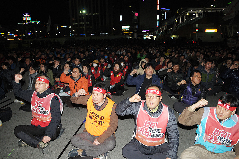 4월 총파업을 앞두고 민주노총 부산본부가 25일 저녁 7시 30분 부산역 광장에서 ‘노동시장 구조개악저지, 노동자-서민살리기 2015 총파업 투쟁선포식’을 열고 있다.