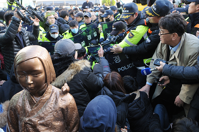 한일 ‘위안부’ 합의 1년을 맞은 28일 부산 일본영사관 앞에 처음으로 평화의 소녀상이 기습 설치됐다. 그러나 경찰과 동구청은 4시간 30분 만에 이를 강제 철거했다. 소녀상을 지키는 시민과 대학생을 경찰, 동구청 공무원들이 끌어내고 있다.