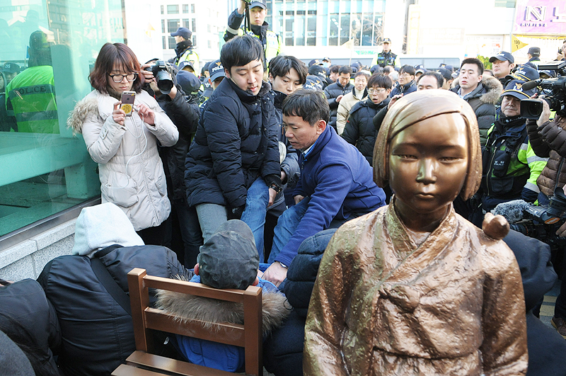 한일 ‘위안부’ 합의 1년을 맞은 28일 부산 일본영사관 앞에 처음으로 평화의 소녀상이 기습 설치됐다. 그러나 경찰과 동구청은 4시간 30분 만에 이를 강제 철거했다. 소녀상을 지키는 시민과 대학생을 경찰, 동구청 공무원들이 끌어내고 있다.