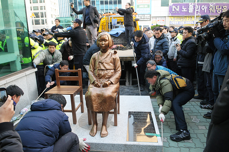한일 ‘위안부’ 합의 1년을 맞은 28일 부산 일본영사관 앞에 처음으로 평화의 소녀상이 기습 설치됐다. 그러나 경찰과 동구청은 4시간 30분 만에 이를 강제 철거했다.
