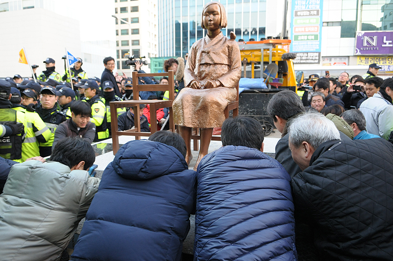 한일 ‘위안부’ 합의 1년을 맞은 28일 부산 일본영사관 앞에 처음으로 평화의 소녀상이 기습 설치됐다. 그러나 경찰과 동구청은 4시간 30분 만에 이를 강제 철거했다. 구청 철거차량으로 옮기고 있는 모습.