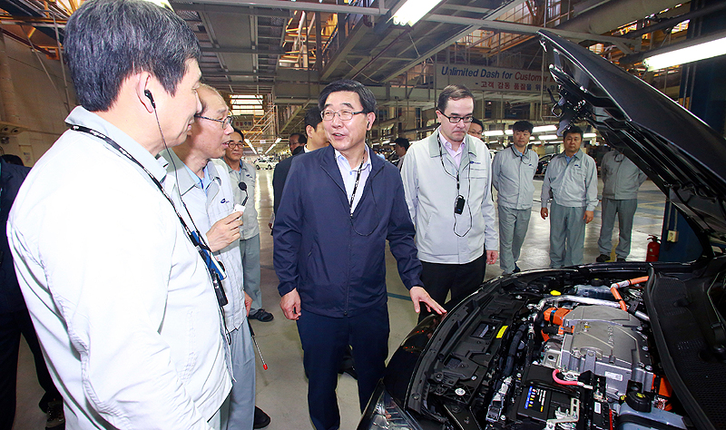 지난 7월 28일 이기권 고용노동부 장관이 르노삼성자동차 부산공장을 방문해 생산라인을 둘러보고 있다.