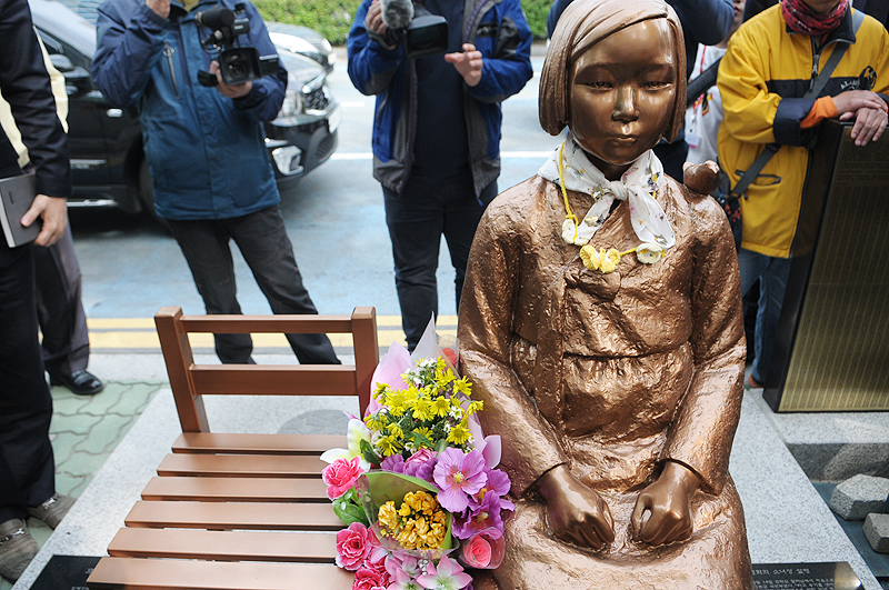 부산시민이 일본영사관 앞 소녀상을 찾아 의미를 새기고 있다. 자료사진