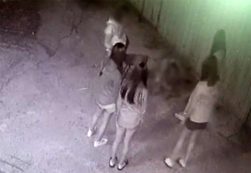 지난 1일 부산에서 여중생들이 또래 여학생을 피투성이가 되도록 폭행하고 있는 모습. CCTV 화면 캡쳐.