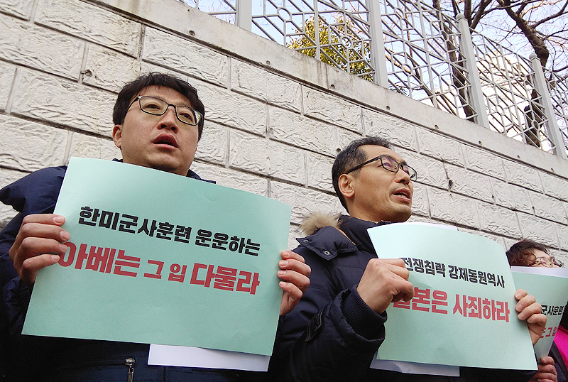 아베 일본 총리가 문재인 대통령을 만나 ‘위안부’ 합의 이행 등을 촉구한 가운데, 부산지역 시민사회가 14일 일본영사관 앞에서 ‘아베 망언’을 쓰레기봉투에 넣는 규탄 행동을 펼치고 있다.