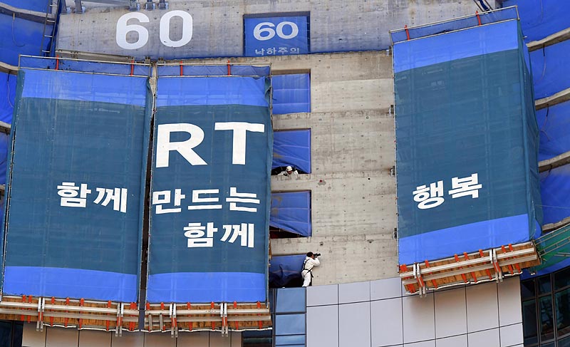 3일 7명의 사상자가 발생한 부산 해운대구 엘시티 신축현장에서 국립과학수사연구원이 현장감식을 벌이고 있다. 사진은 추락한 안전구조물의 모습. 한쪽이 비어있다.