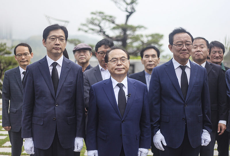 광주민주화운동 기념일인 18일 오전 더불어민주당 부산시장 오거돈, 울산시장 송철호, 경남도지사 김경수 예비후보가 부산민주공원을 찾아 참배하고 있다.