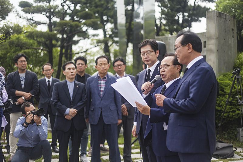 광주민주화운동 기념일인 18일 오전 더불어민주당 부산시장 오거돈, 울산시장 송철호, 경남도지사 김경수 예비후보가 부산민주공원을 찾아 참배한 뒤 공동입장을 발표하고 있다.