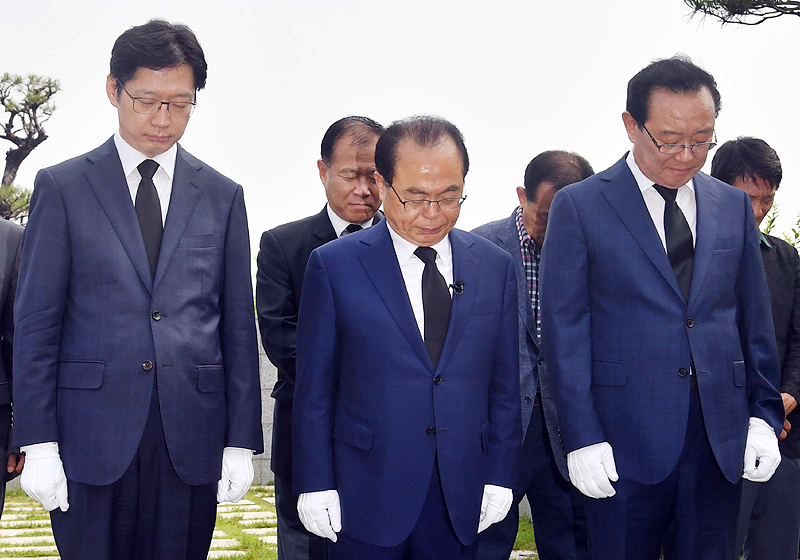 광주민주화운동 기념일인 18일 오전 더불어민주당 부산시장 오거돈, 울산시장 송철호, 경남도지사 김경수 예비후보가 부산민주공원을 찾아 참배하고 있다.