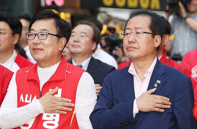 자유한국당 홍준표 대표가 오후 7시부터 부산 광복로 서병수 후보 집중유세에 참석하고 있다.