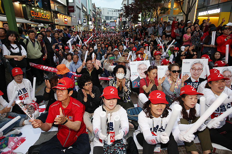 자유한국당 홍준표 대표가 오후 7시부터 부산 광복로 서병수 후보 집중유세에 참석하고 있다. 몰려든 지지자들.