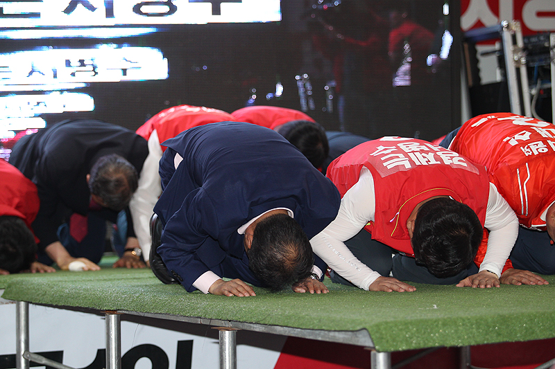 자유한국당 홍준표 대표가 오후 7시부터 열린 부산 광복로 서병수 후보 집중유세에 참석해 지지를 호소하고 있다. 홍 대표는 이날 혼자서 2번, 서병수 후보 등과 1번 등 무려 3번의 큰절을 올리며 작정한 듯 ‘사죄 유세’를 펼쳤다.