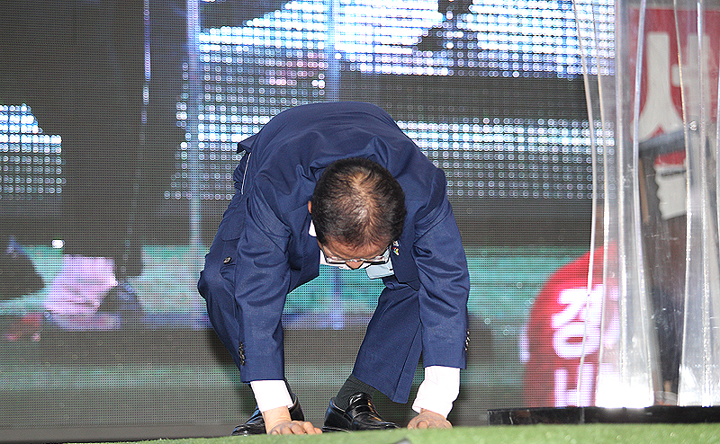 자유한국당 홍준표 대표가 지난 9일 부산 광복로 총력유세에서 유권자들을 향해 큰절을 하며 지지를 호소하고 있다.