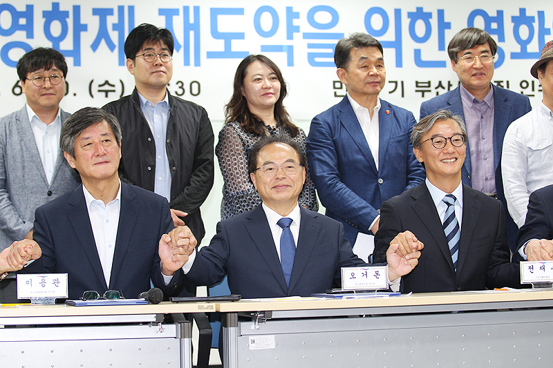 자료사진-지난 6월 이용관 부산국제영화제 이사장 등을 만나고 있는 오거돈 부산시장. 오 시장은 당시에 이어 10일에도 서울서 영화인을 만나 지난 지방정부 시기 벌어진 BIFF 외압 사태에 대해 재차 사과하고 재도약을 다짐했다.