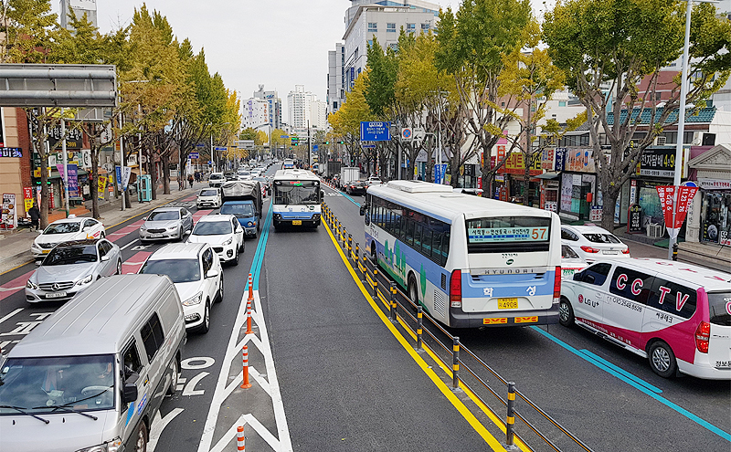 공론화위가 부산 BRT(간선급행버스체계) 공사 재개로 결론을 냈다. 사진은 중앙버스전용차로로 버스가 지나는 모습.