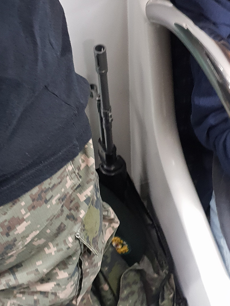 11일 부산도시철도에서 군복을 입은 한 남성이 총기를 갖고 있다는 신고가 접수돼 부산지역 군·경이 총출동하는 소동이 벌어졌으나, 확인결과 한 고등학생의 졸업촬영 소품으로 밝혀졌다.