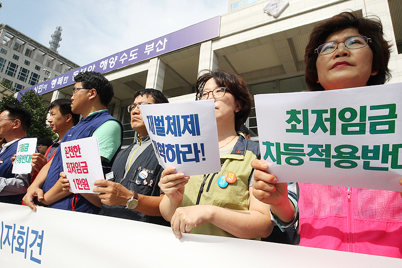 중소상공인살리기협회, 민주노총 부산본부, 청년유니온, 노동인권연대, 부산참여연대 등이 12일 부산시청 광장에서 “문제는 최저임금 아닌 중소사인 다 죽이는 재벌과 정책”이라고 규탄하고 있다.