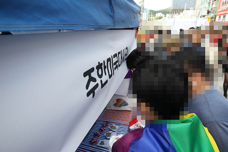 부산 해운대 구남로 문화의광장에서 차별과 혐오에 반대하고 성적다양성을 보장해야한다는 성소수자들의 행사인 2회 부산퀴어문화축제가 열리고 있다. 미대사관이 차린 부스에 성소수자들이 참여하고 있다.