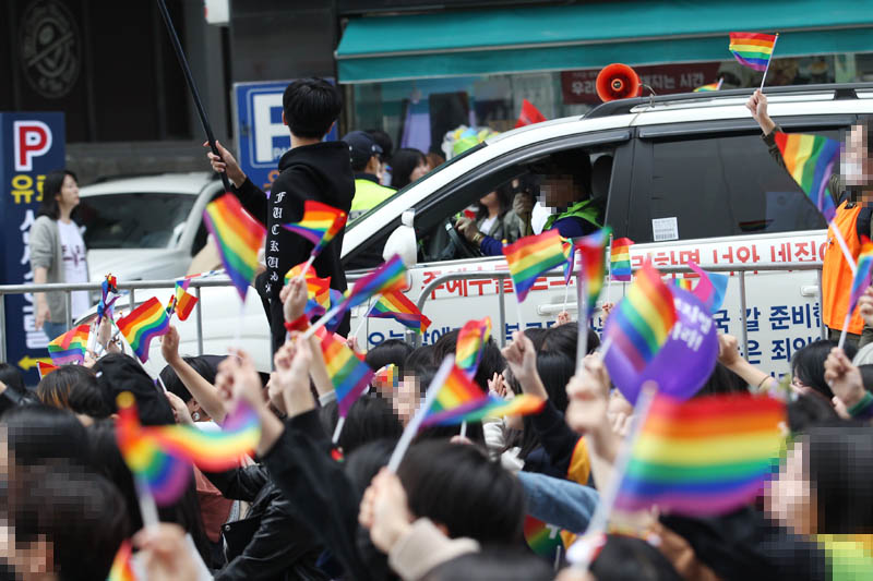 부산 해운대 구남로 문화의광장에서 차별과 혐오에 반대하고 성적다양성을 보장해야한다는 성소수자들의 행사인 2회 부산퀴어문화축제가 열리고 있다. 퀴어축제 행사장 주변에서 동성애 비난에 나선 보수 기독교 단체들.