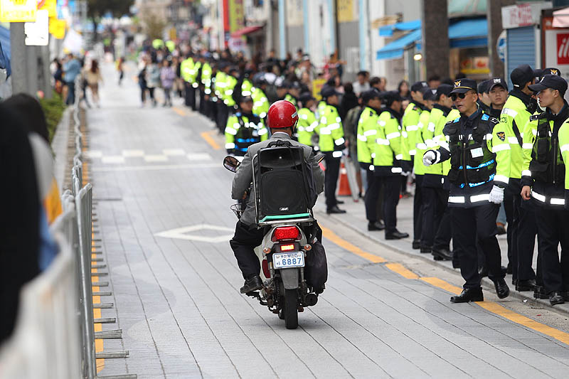 부산 해운대 구남로 문화의광장에서 차별과 혐오에 반대하고 성적다양성을 보장해야한다는 성소수자들의 행사인 2회 부산퀴어문화축제가 열리고 있다. 퀴어축제 행사장 주변에서 동성애 비난에 나선 보수 기독교 단체들. 한 기독교인이 오토바이에 스피커를 놓아 성경을 방송하고 있다.