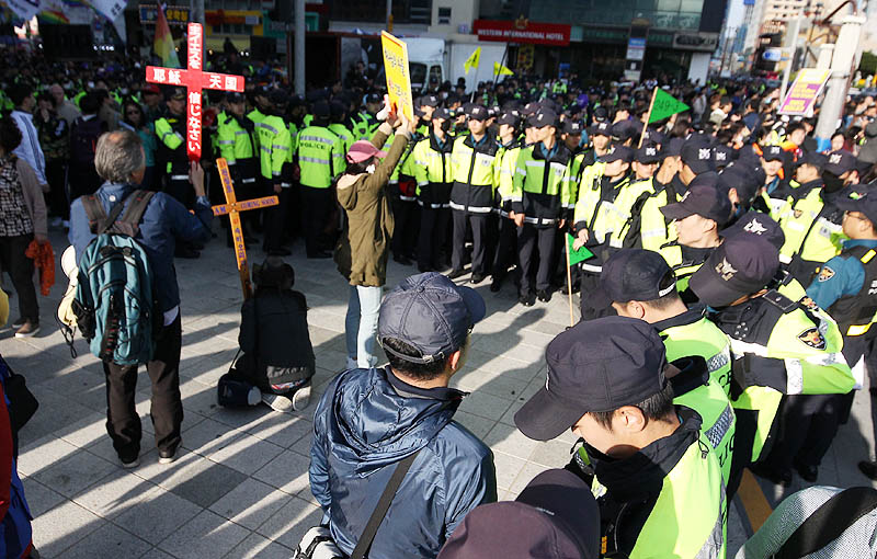 부산 해운대 구남로 문화의광장에서 차별과 혐오에 반대하고 성적다양성을 보장해야한다는 성소수자들의 행사인 2회 부산퀴어문화축제가 열리고 있다. 퀴어축제 행사장 주변에서 동성애 비난에 나선 보수 기독교 단체들. 경찰이 이들의 돌발 행동을 막고 있다.