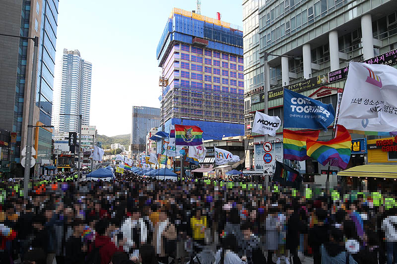 부산 해운대 구남로 문화의광장에서 차별과 혐오에 반대하고 성적다양성을 보장해야한다는 성소수자들의 행사인 2회 부산퀴어문화축제가 열리고 있다.