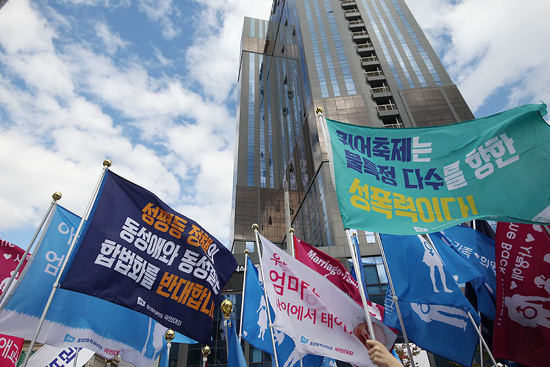부산 해운대 구남로 문화의광장에서 차별과 혐오에 반대하고 성적다양성을 보장해야한다는 성소수자들의 행사인 2회 부산퀴어문화축제가 열리고 있다. 반대편에서 동성애 반대 맞불시위를 벌인 보수 기독교 단체들의 깃발.