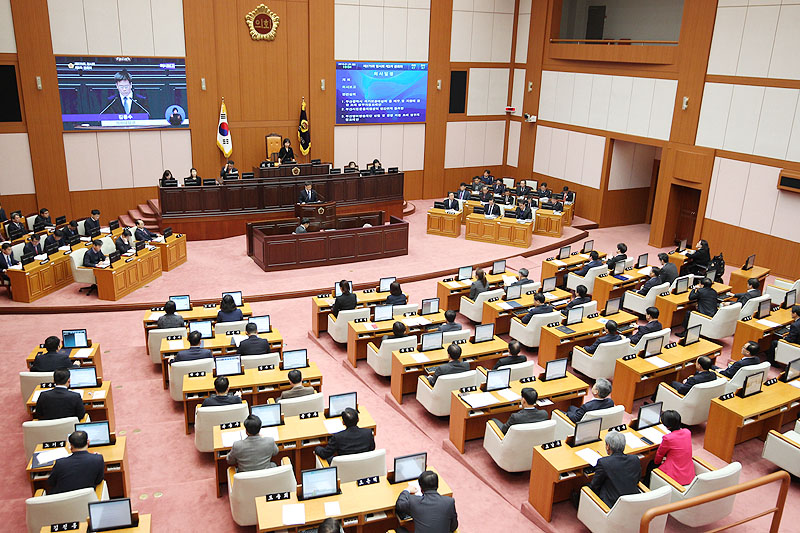 부산시의회가 28일 275회 임시회 본회의에서 소녀상 관리의 목적와 주체 등을 명시한 이른바 ‘부산 소녀상 조례’ 개정안을 원안대로 가결했다.
